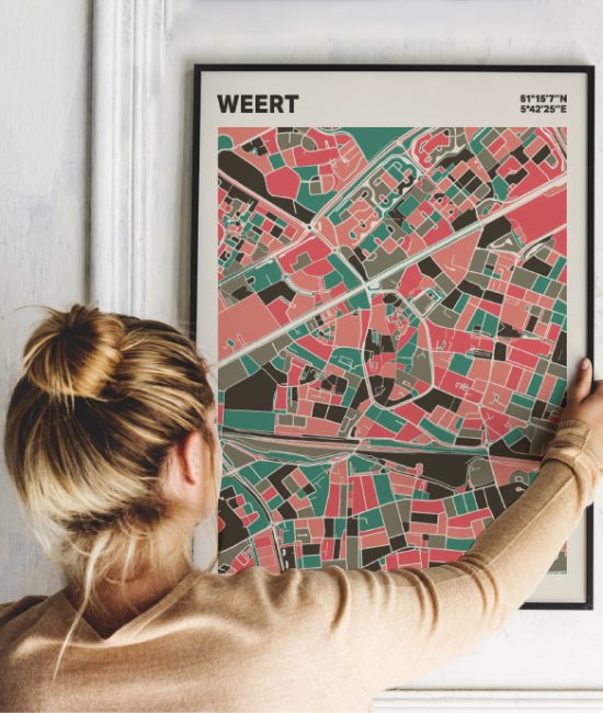 Plattegrond poster Licht Weert mozaiek stl 02 Vrouw met poster mockup 01 | Funky Fellow