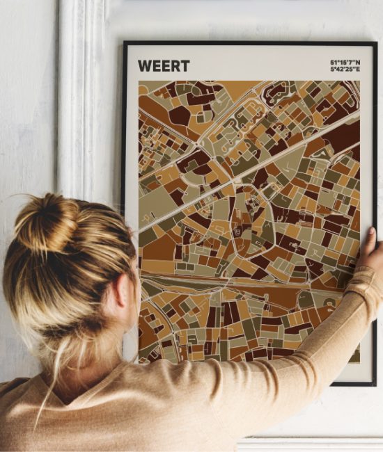 Plattegrond poster Licht Weert mozaiek stl 03 Vrouw met poster mockup 01 | Funky Fellow