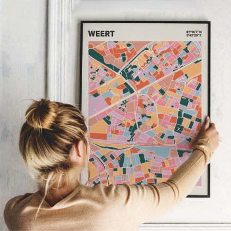 Plattegrond poster Licht Weert mozaiek stl 04 Vrouw met poster mockup 01 | Funky Fellow