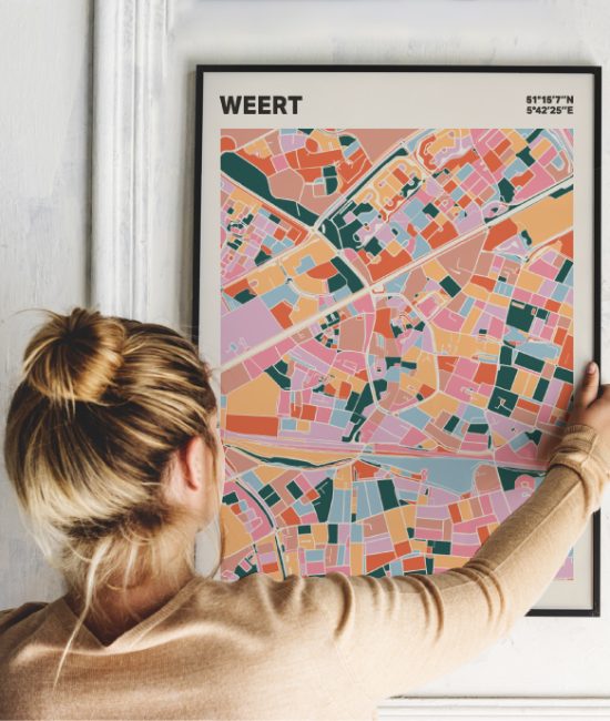 Plattegrond poster Licht Weert mozaiek stl 04 Vrouw met poster mockup 01 | Funky Fellow