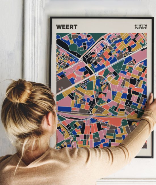 Plattegrond poster Licht Weert mozaiek stl 05 Vrouw met poster mockup 01 | Funky Fellow