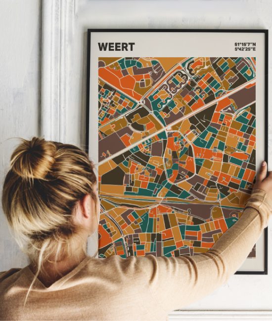 Plattegrond poster Licht Weert mozaiek stl 06 Vrouw met poster mockup 01 | Funky Fellow