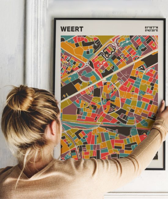 Plattegrond poster Licht Weert mozaiek stl 07 Vrouw met poster mockup 01 | Funky Fellow