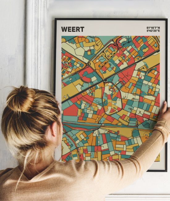 Plattegrond poster Licht Weert mozaiek stl 08 Vrouw met poster mockup 01 | Funky Fellow