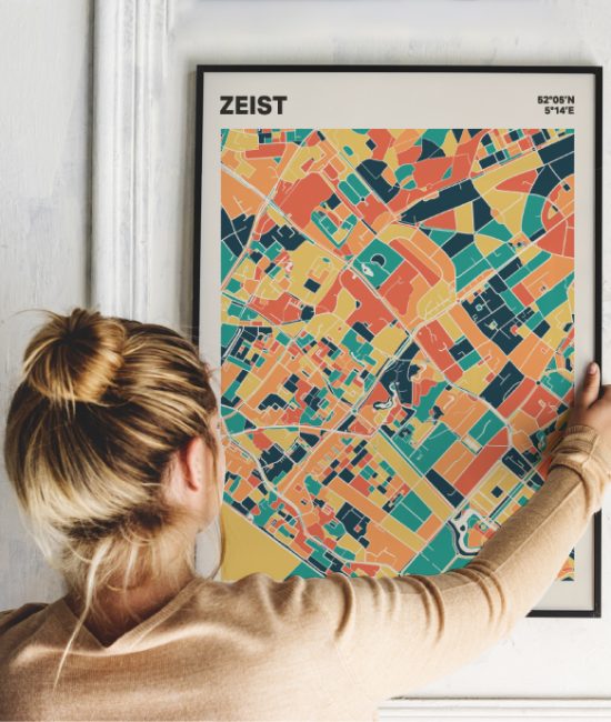 Plattegrond poster Licht Zeist mozaiek stl 01 Vrouw met poster mockup 01 | Funky Fellow