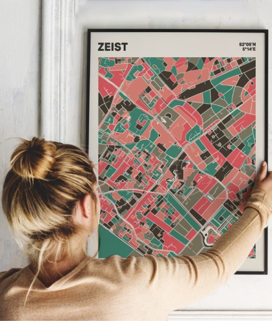 Plattegrond poster Licht Zeist mozaiek stl 02 Vrouw met poster mockup 01 | Funky Fellow