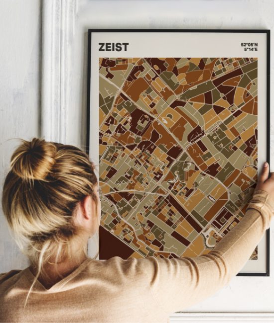 Plattegrond poster Licht Zeist mozaiek stl 03 Vrouw met poster mockup 01 | Funky Fellow