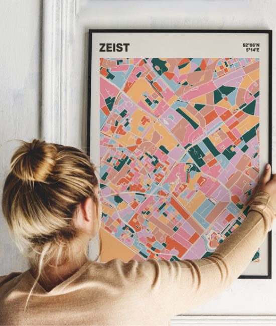 Plattegrond poster Licht Zeist mozaiek stl 04 Vrouw met poster mockup 01 | Funky Fellow