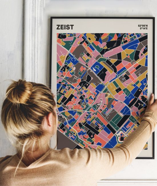 Plattegrond poster Licht Zeist mozaiek stl 05 Vrouw met poster mockup 01 | Funky Fellow