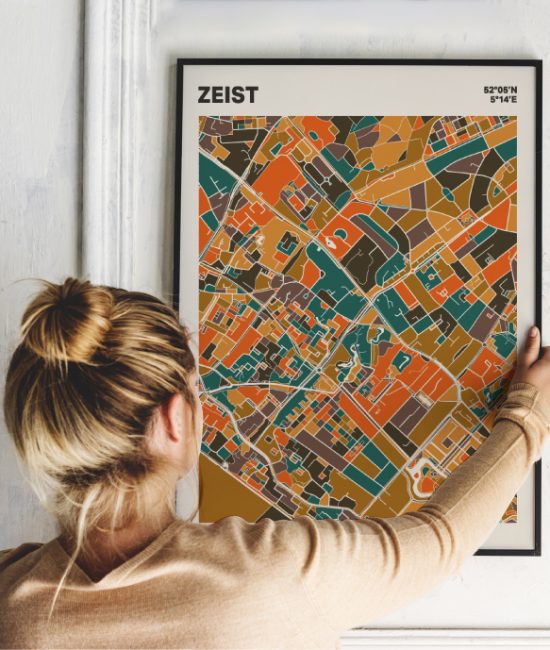 Plattegrond poster Licht Zeist mozaiek stl 06 Vrouw met poster mockup 01 | Funky Fellow