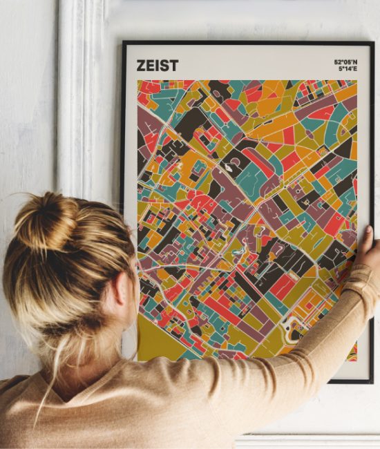 Plattegrond poster Licht Zeist mozaiek stl 07 Vrouw met poster mockup 01 | Funky Fellow