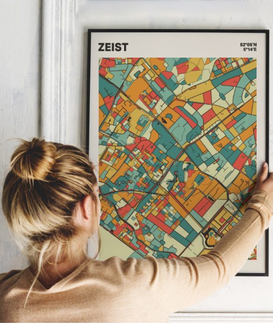 Plattegrond poster Licht Zeist mozaiek stl 08 Vrouw met poster mockup 01 | Funky Fellow