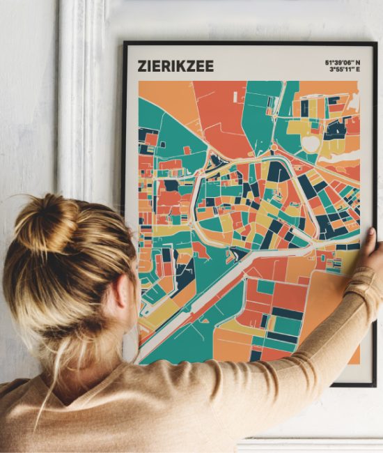 Plattegrond poster Licht Zierikzee mozaiek stl 01 Vrouw met poster mockup 01 | Funky Fellow