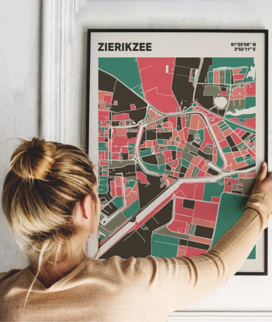 Plattegrond poster Licht Zierikzee mozaiek stl 02 Vrouw met poster mockup 01 | Funky Fellow