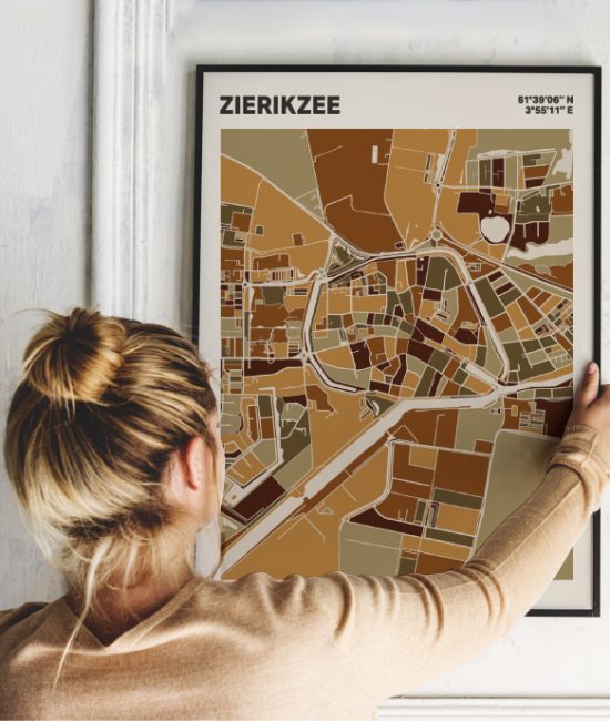 Plattegrond poster Licht Zierikzee mozaiek stl 03 Vrouw met poster mockup 01 | Funky Fellow