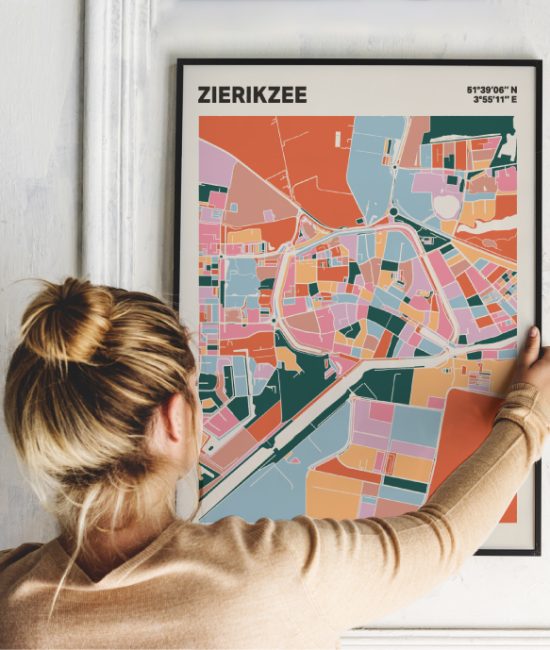 Plattegrond poster Licht Zierikzee mozaiek stl 04 Vrouw met poster mockup 01 | Funky Fellow