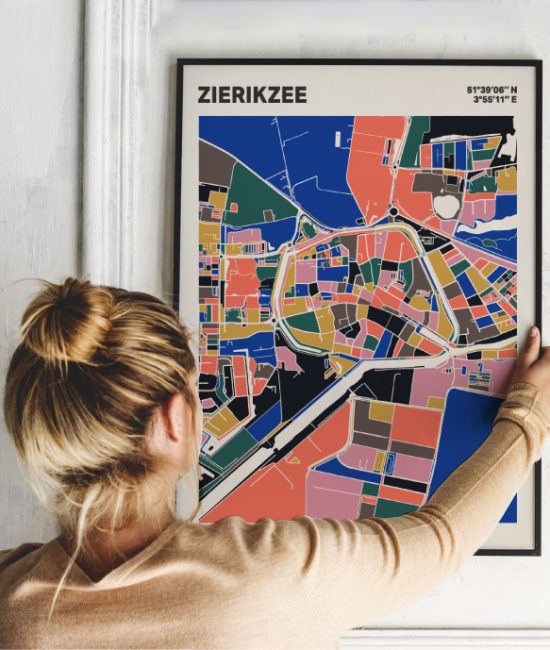 Plattegrond poster Licht Zierikzee mozaiek stl 05 Vrouw met poster mockup 01 | Funky Fellow