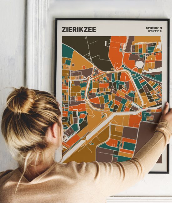 Plattegrond poster Licht Zierikzee mozaiek stl 06 Vrouw met poster mockup 01 | Funky Fellow