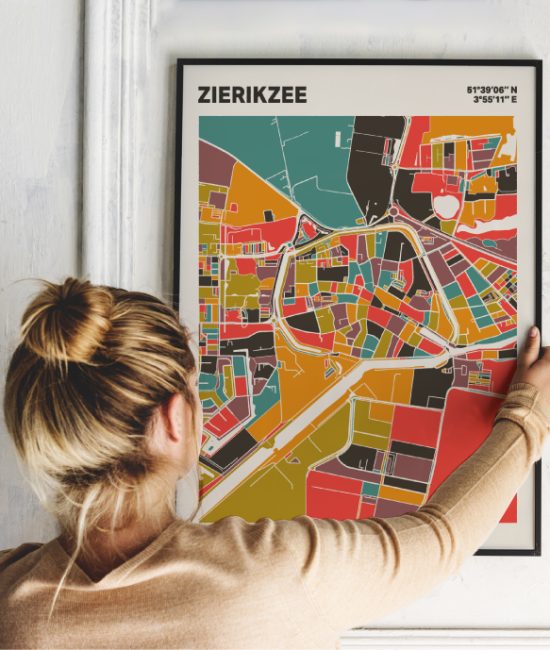 Plattegrond poster Licht Zierikzee mozaiek stl 07 Vrouw met poster mockup 01 | Funky Fellow