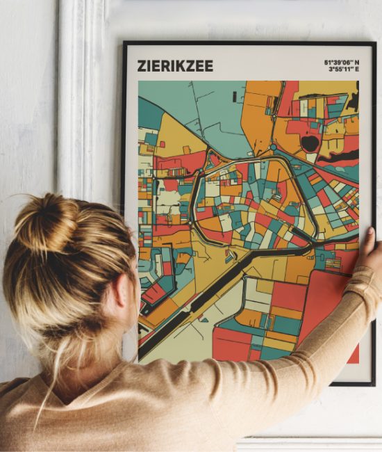 Plattegrond poster Licht Zierikzee mozaiek stl 08 Vrouw met poster mockup 01 | Funky Fellow