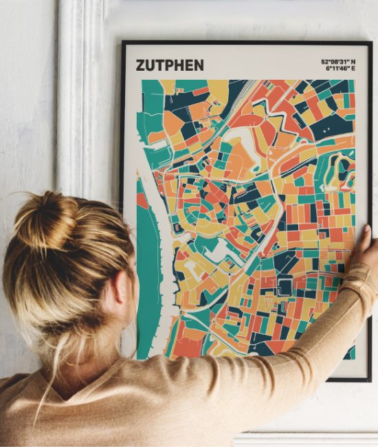 Plattegrond poster Licht Zutphen mozaiek stl 01 Vrouw met poster mockup 01 | Funky Fellow