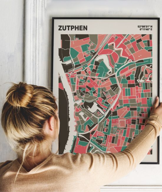 Plattegrond poster Licht Zutphen mozaiek stl 02 Vrouw met poster mockup 01 | Funky Fellow