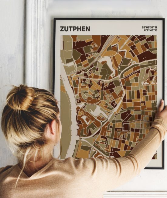 Plattegrond poster Licht Zutphen mozaiek stl 03 Vrouw met poster mockup 01 | Funky Fellow