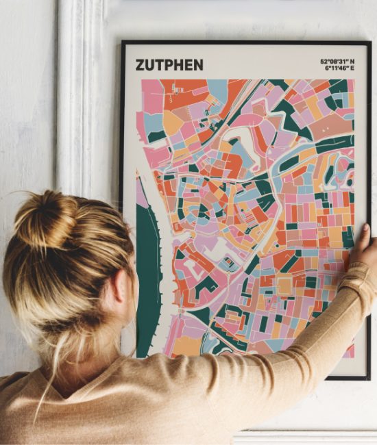 Plattegrond poster Licht Zutphen mozaiek stl 04 Vrouw met poster mockup 01 | Funky Fellow