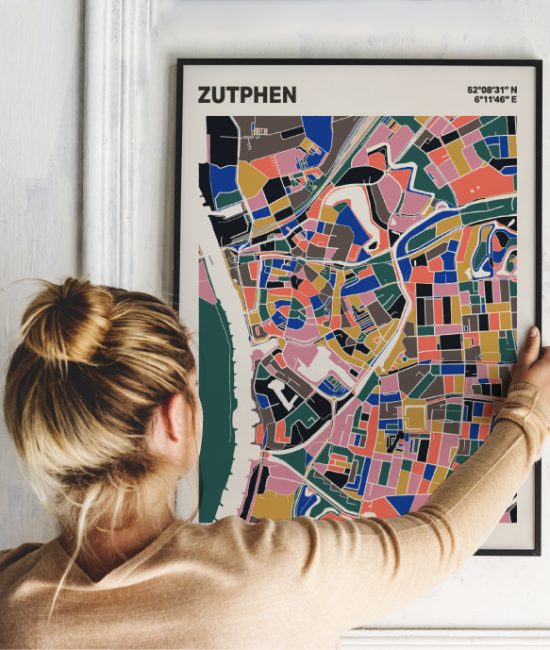 Plattegrond poster Licht Zutphen mozaiek stl 05 Vrouw met poster mockup 01 | Funky Fellow
