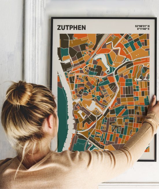 Plattegrond poster Licht Zutphen mozaiek stl 06 Vrouw met poster mockup 01 | Funky Fellow
