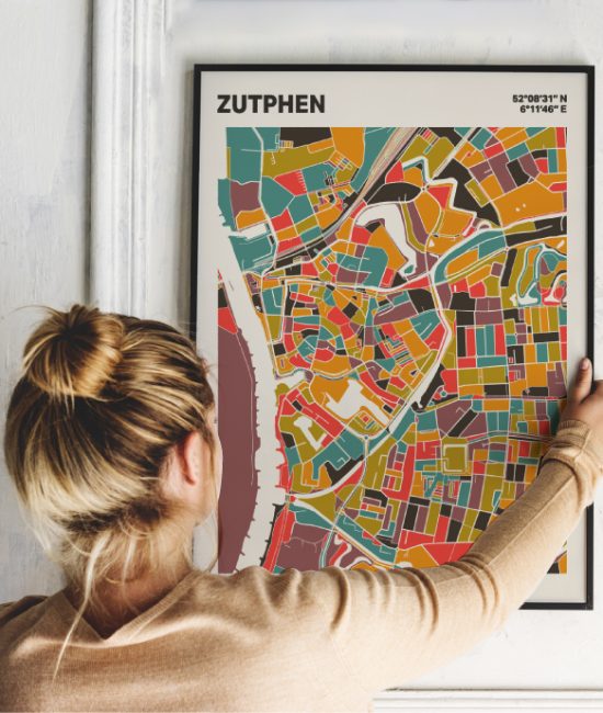 Plattegrond poster Licht Zutphen mozaiek stl 07 Vrouw met poster mockup 01 | Funky Fellow