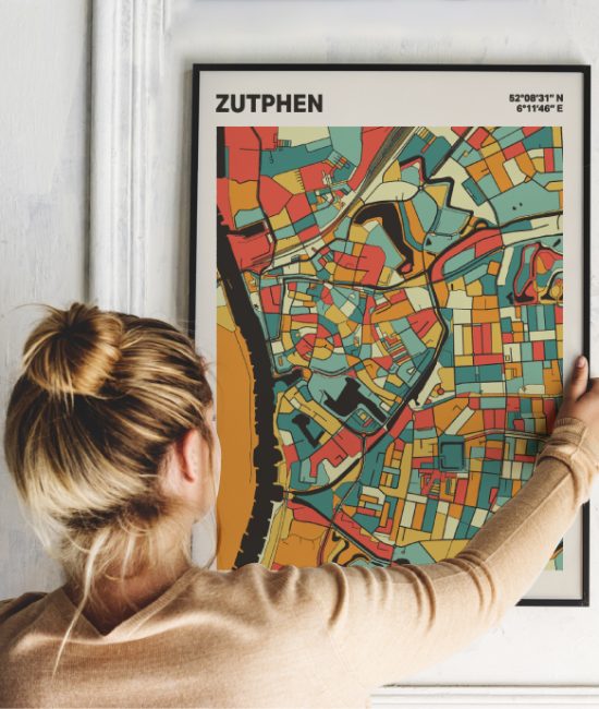 Plattegrond poster Licht Zutphen mozaiek stl 08 Vrouw met poster mockup 01 | Funky Fellow